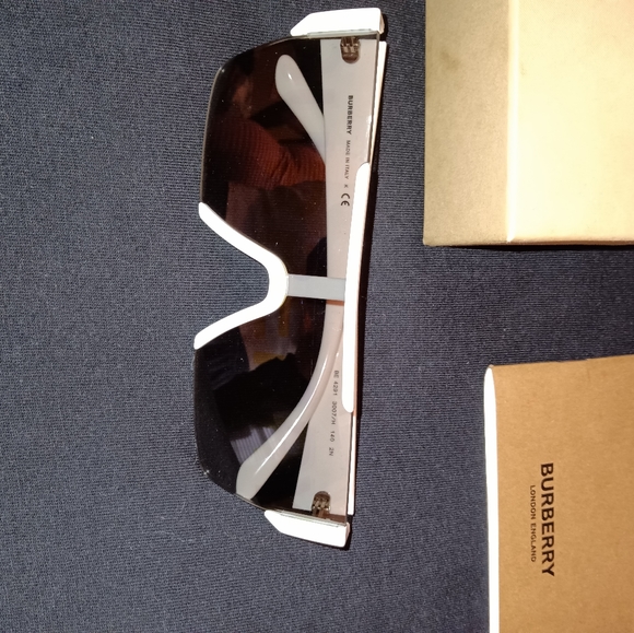 UNISEX BURBERRY SUNGLASSES - Picture 7 of 8